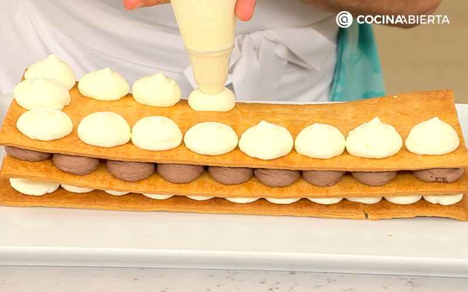 Cubre las láminas de hojaldre con botones de nata y chocolate