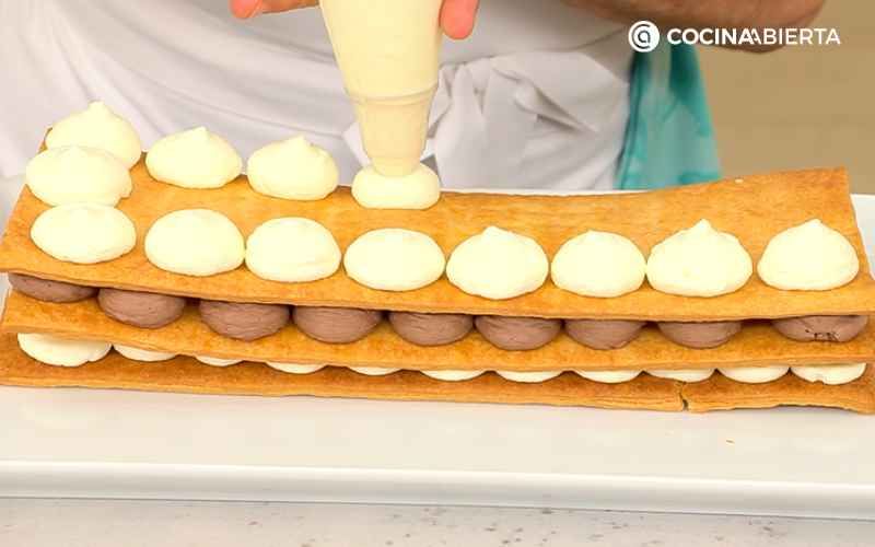 Cubre las láminas de hojaldre con botones de nata y chocolate
