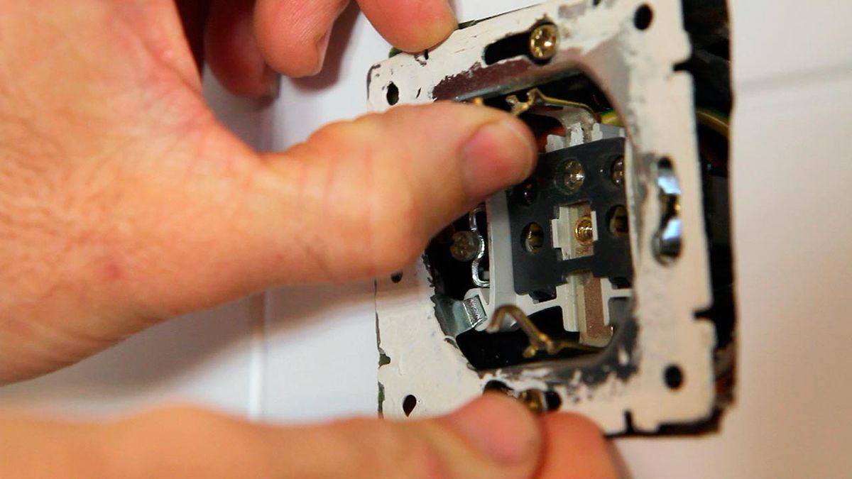 Colocar una base de enchufe doble paso 3