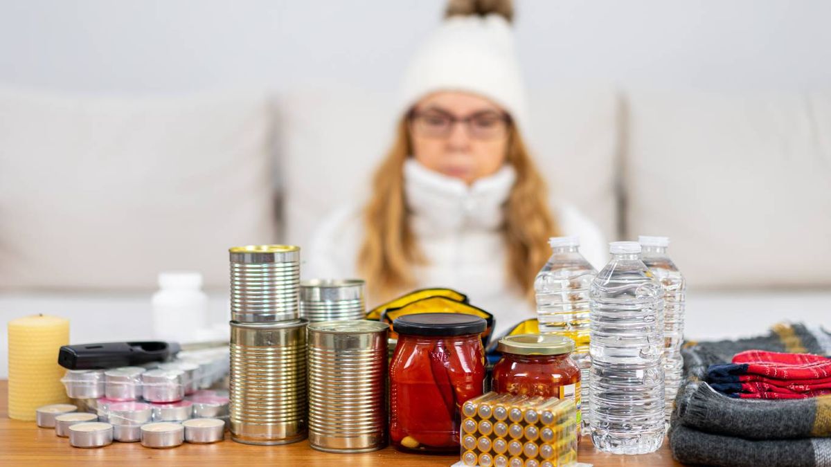 Tener conservas, agua, pilas, velas y dinero en efectivo es clave para estar preparado ante un apagón eléctrico.