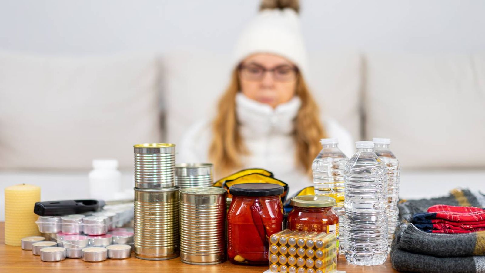 Tener conservas, agua, pilas, velas y dinero en efectivo es clave para estar preparado ante un apagón eléctrico.