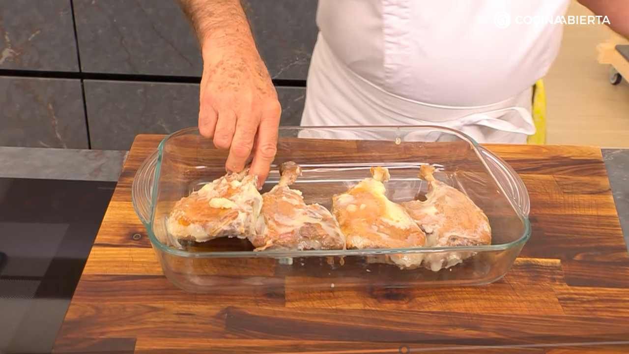 Hornea el confit de pato durante 10 minutos