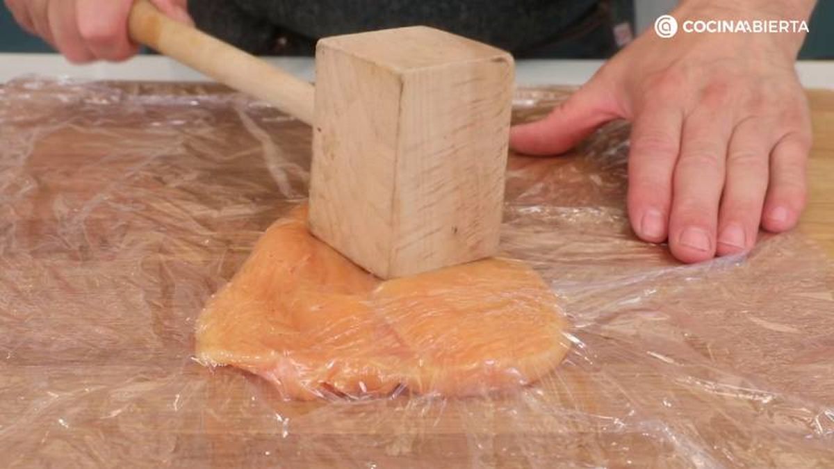 Aplana las pechugas con un mazo de cocina