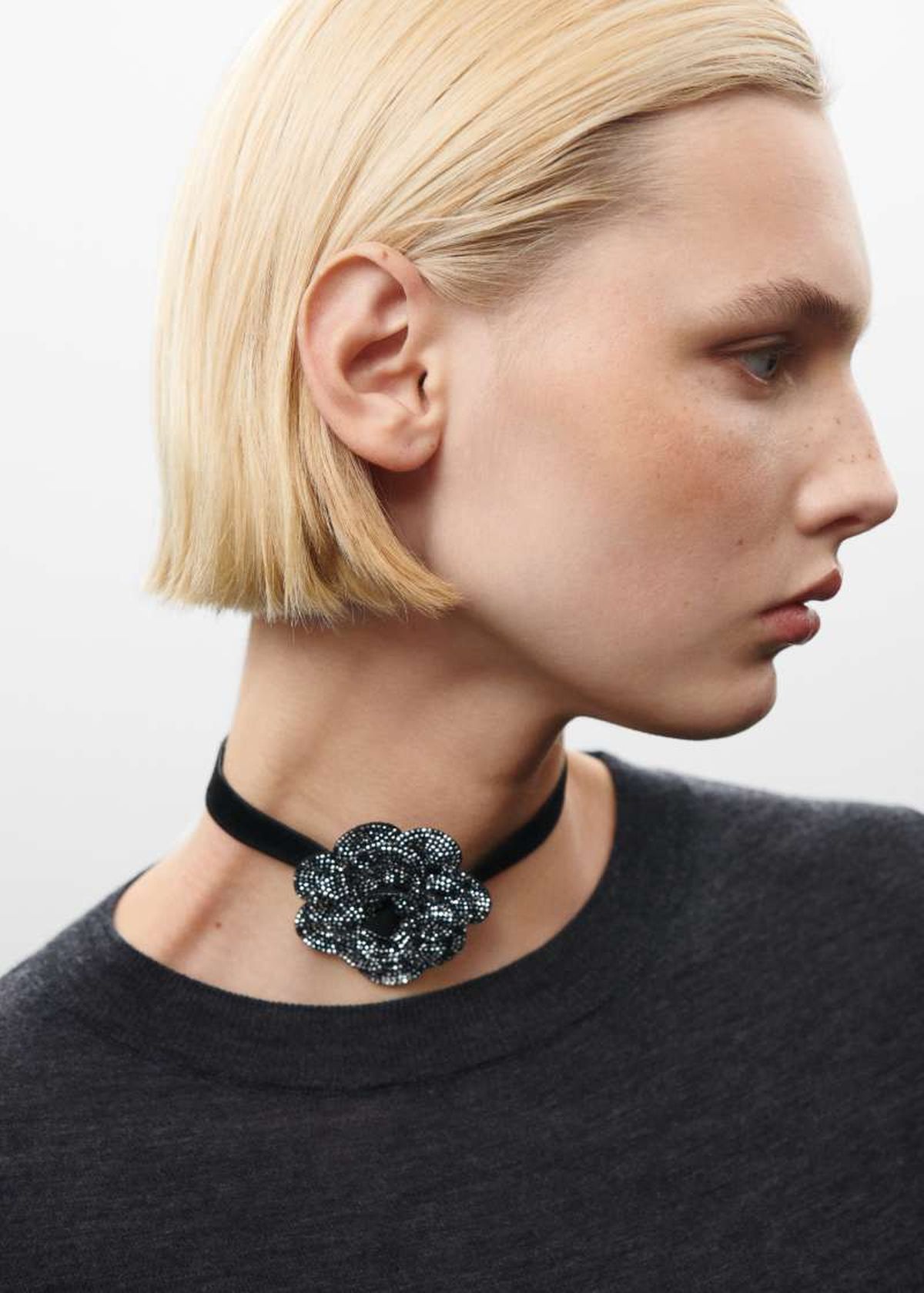 Choker flor con cristales de Mango
