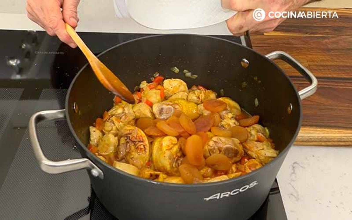 Añade el pollo y los orejones