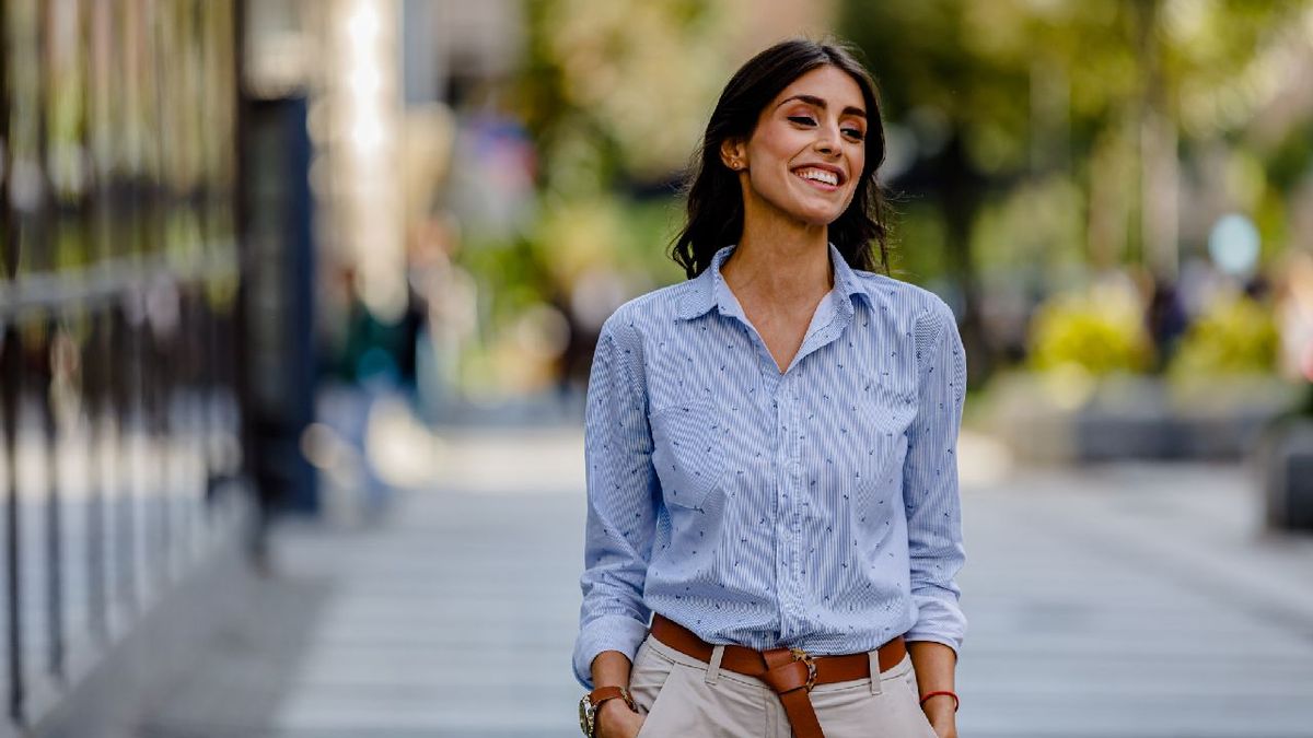 Camisa de mujer informal, remangada y con bolsillo en el pecho.