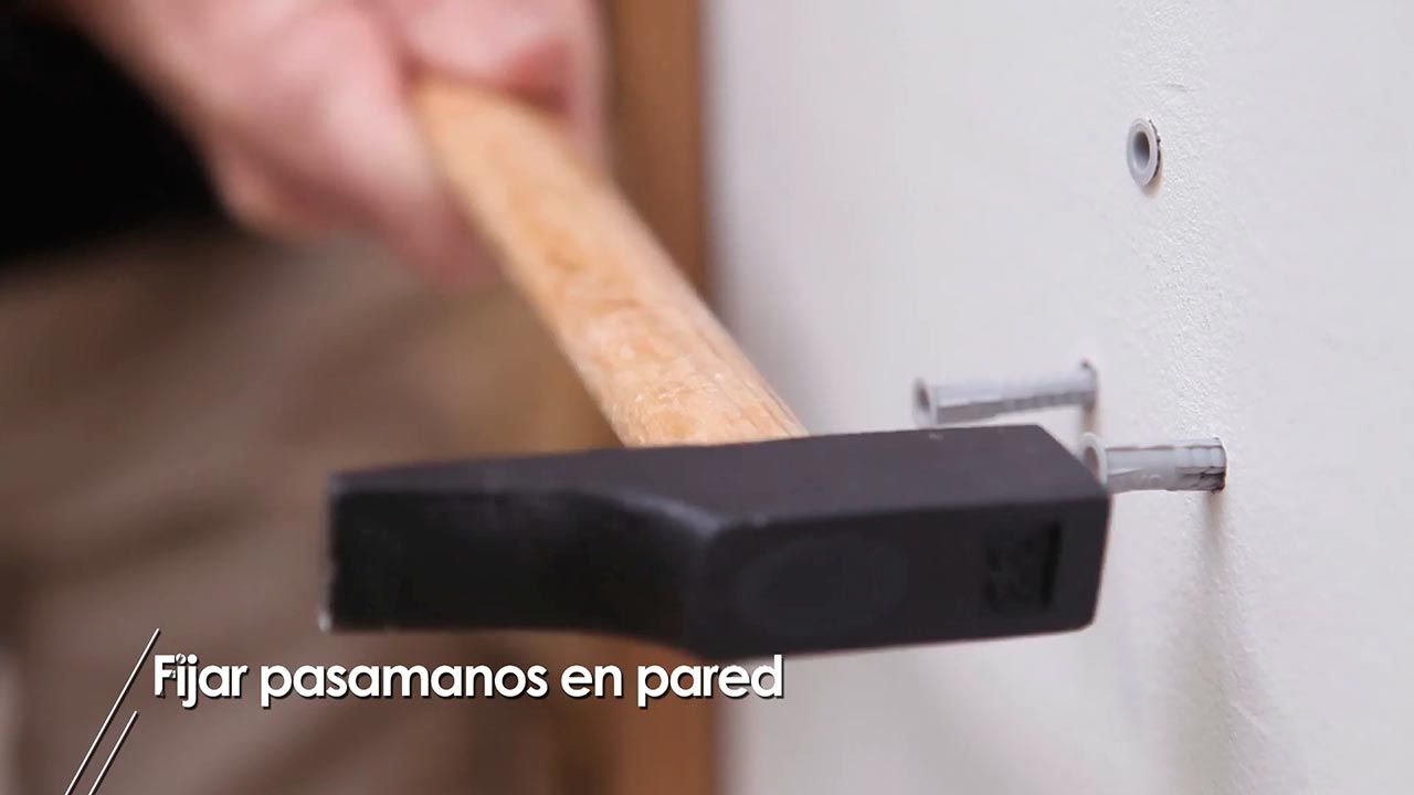 Como fijar un pasamanos en la pared paso 4