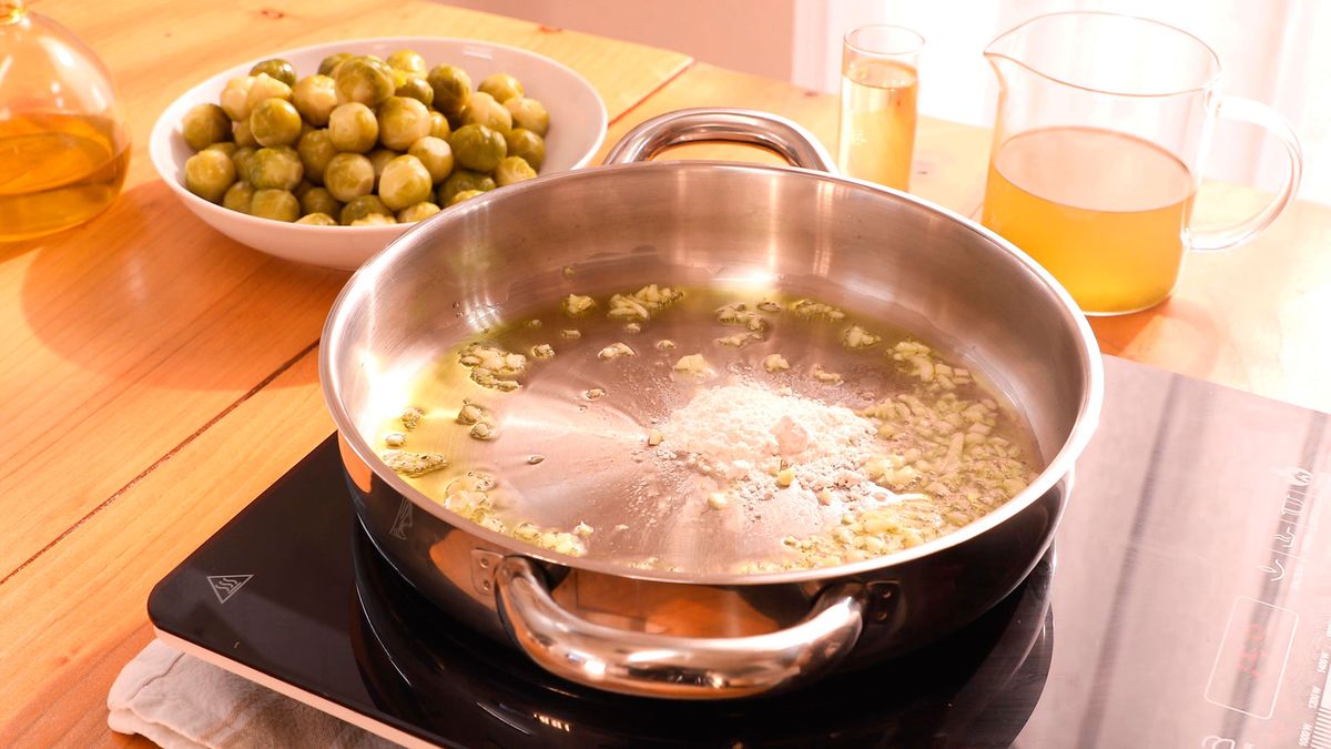 Saltea los ajos en aceite caliente hasta dorar, luego añade la harina para intensificar el sabor