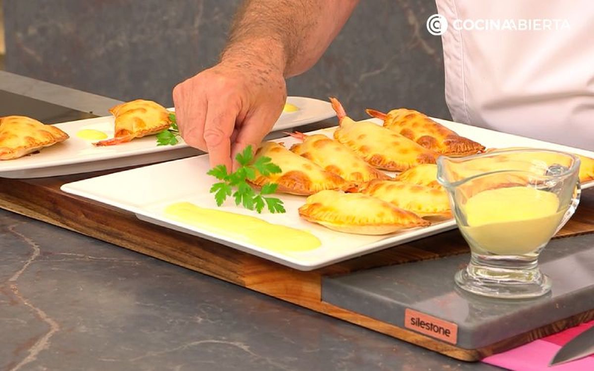 Sirve un poco de alioli en cada plato