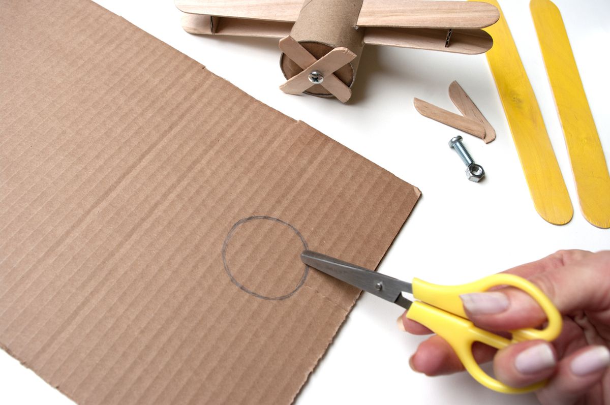 como hacer avion carton papel higienico y palos de polo paso 2