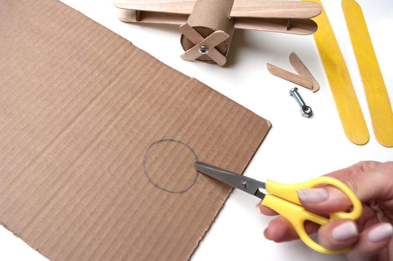 como hacer avion carton papel higienico y palos de polo paso 2