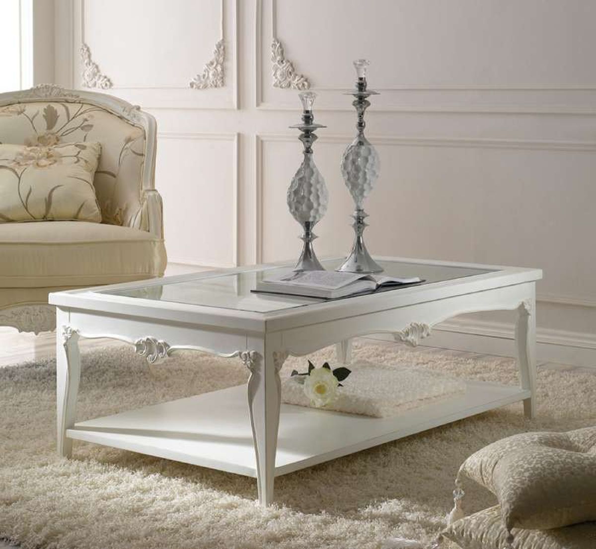 Mesa de cristal con base blanca barroca.