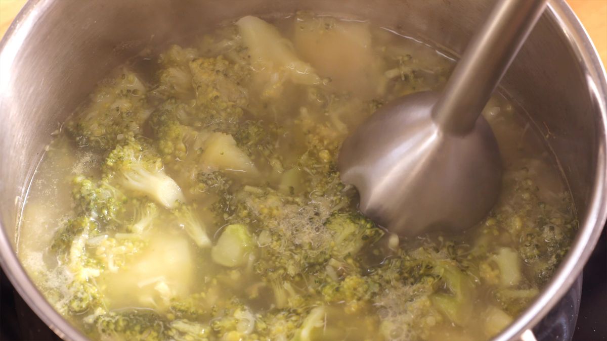 Tritura las verduras cocidas hasta obtener una crema homogénea, perfecta para disfrutar en cada cucharada