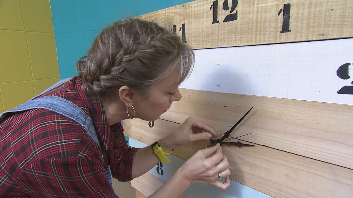 Deco764 Cocina rustica acogedora reloj madera sin obra paso 7