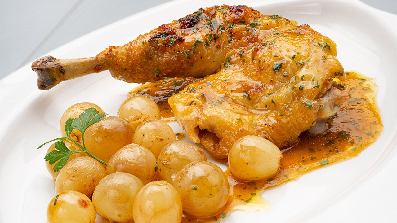 KARL66740320 pollo asado con uvas receta karlos arguinano presentacion