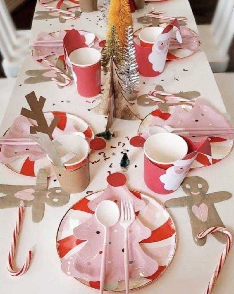 Mesa navideña con decoración infantil.