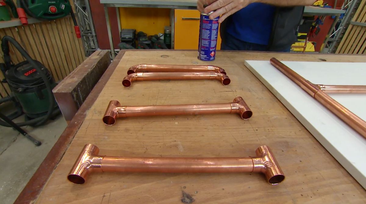 Cómo hacer una estantería de cobre y cerámica paso 6