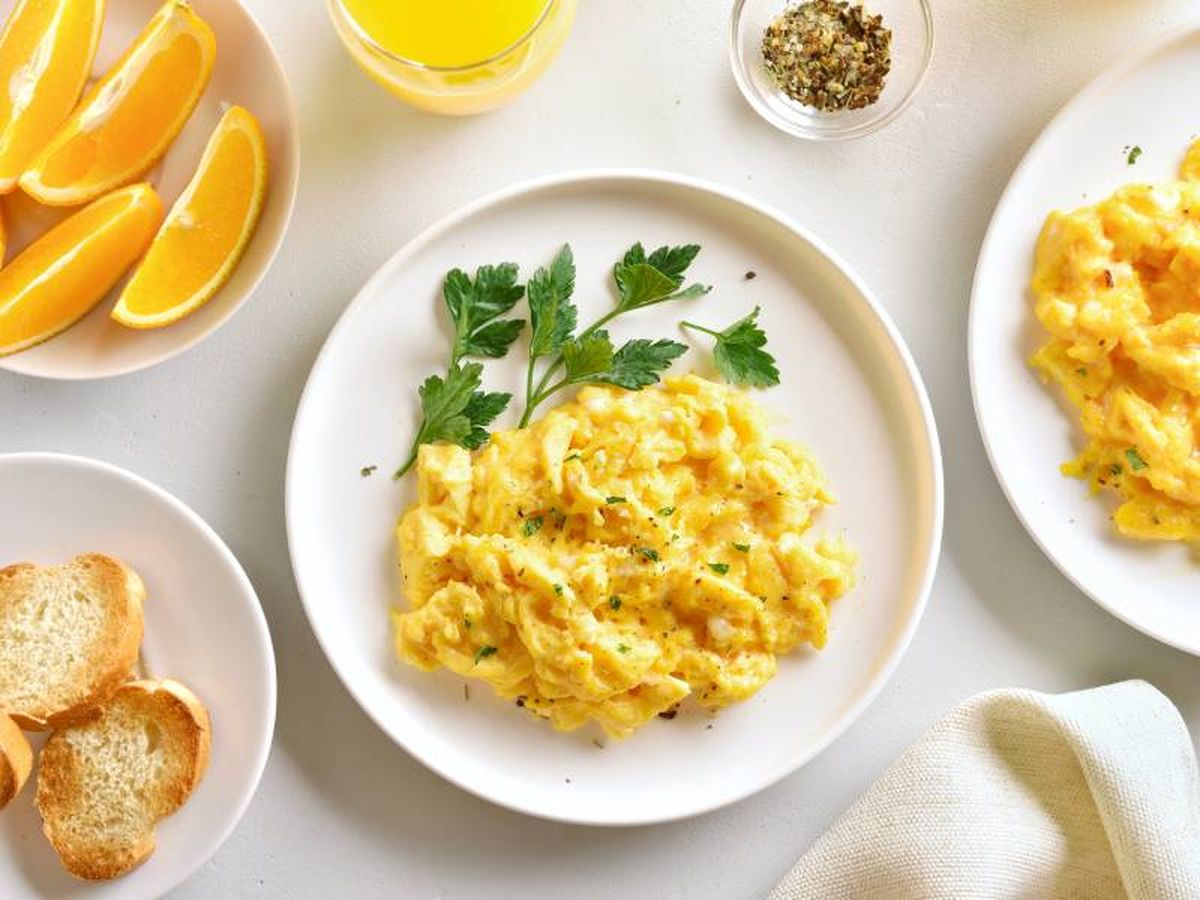Puedes incluir huevos revueltos con tostadas en tu desayuno