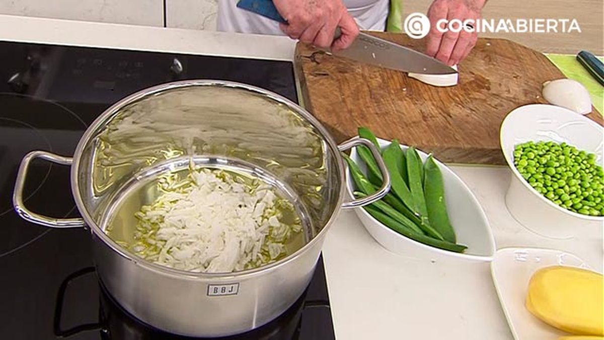 patatas con guisantes y jamon guiso receta karlos arguinano karl67440321 paso1