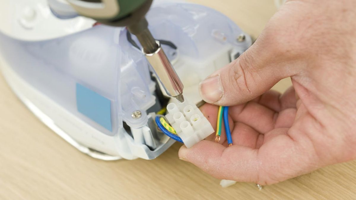 brico 0635 1 reparar enchufe plancha paso 6