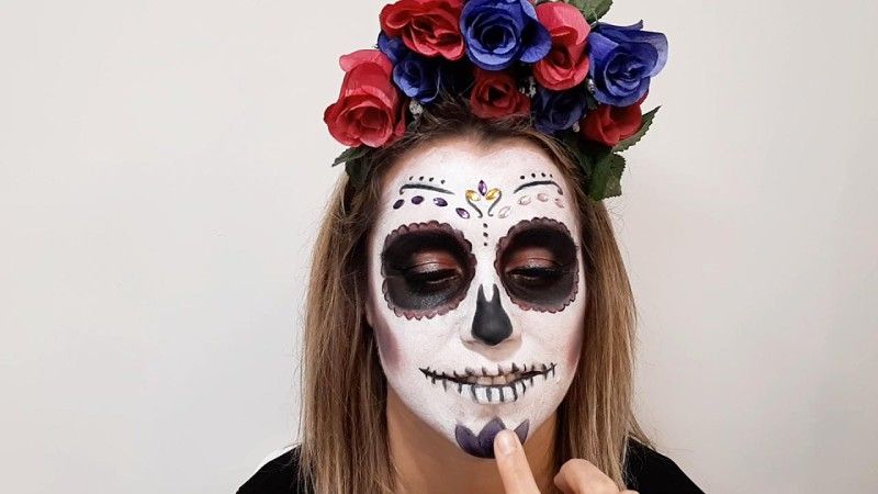 Cómo hacer maquillaje de Catrina o calavera mexicana - paso 9