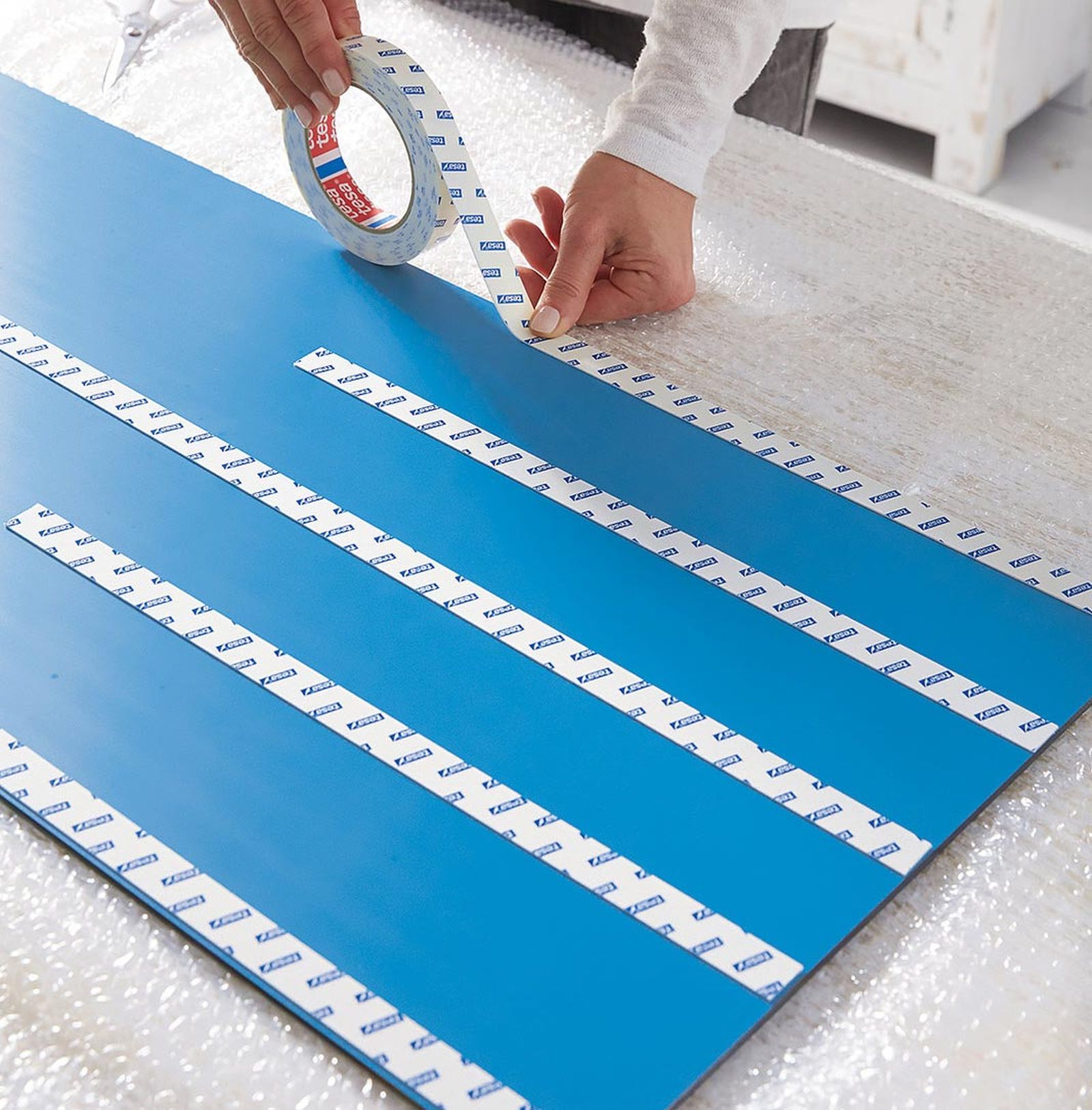Cómo decorar una estantería con espejo paso 1