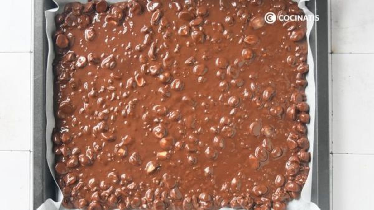Extendemos el chocolate fundido con frutos secos en una bandeja