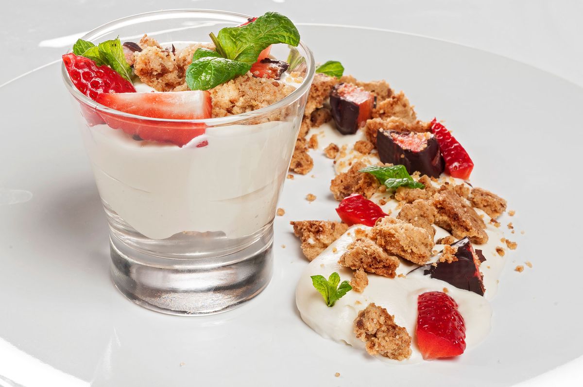 1800 Mousse de chocolate blanco con crumble de almendra (984) xl