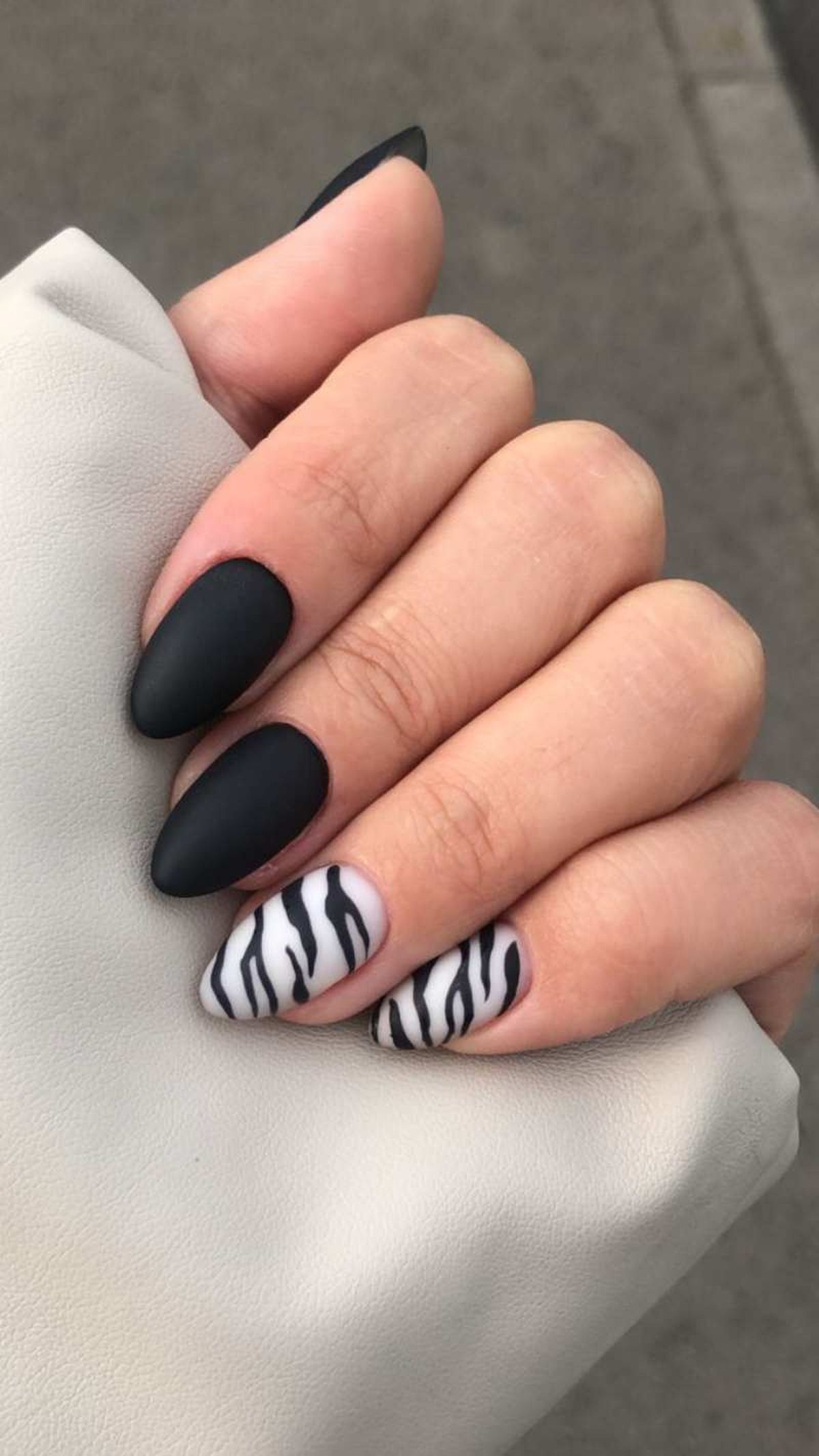 Manicura negra combinada con uñas de cebra en blanco y negro con efecto mate