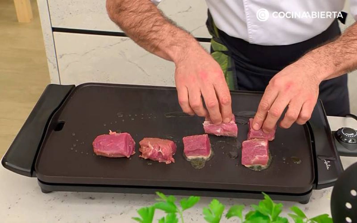 Elaboración de la receta de solomillo de cerdo con salsa Café de París - Cocinar la carne a la plancha