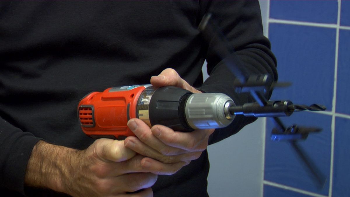 Cómo hacer agujeros en un falso techo paso 4