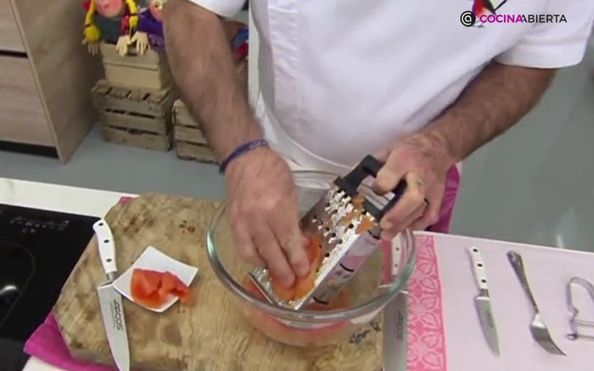 Ralla los tomates para dejar la piel fuera del sofrito