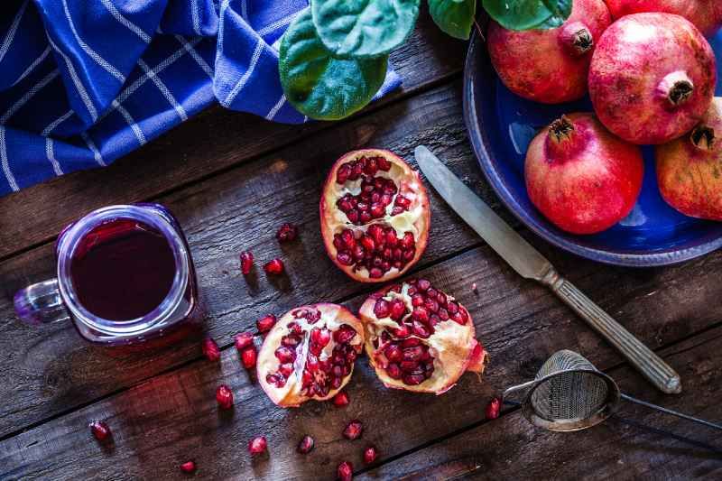 Los frutos rojos como la granada actúan como colorante natural para dar color a la sangre artificial
