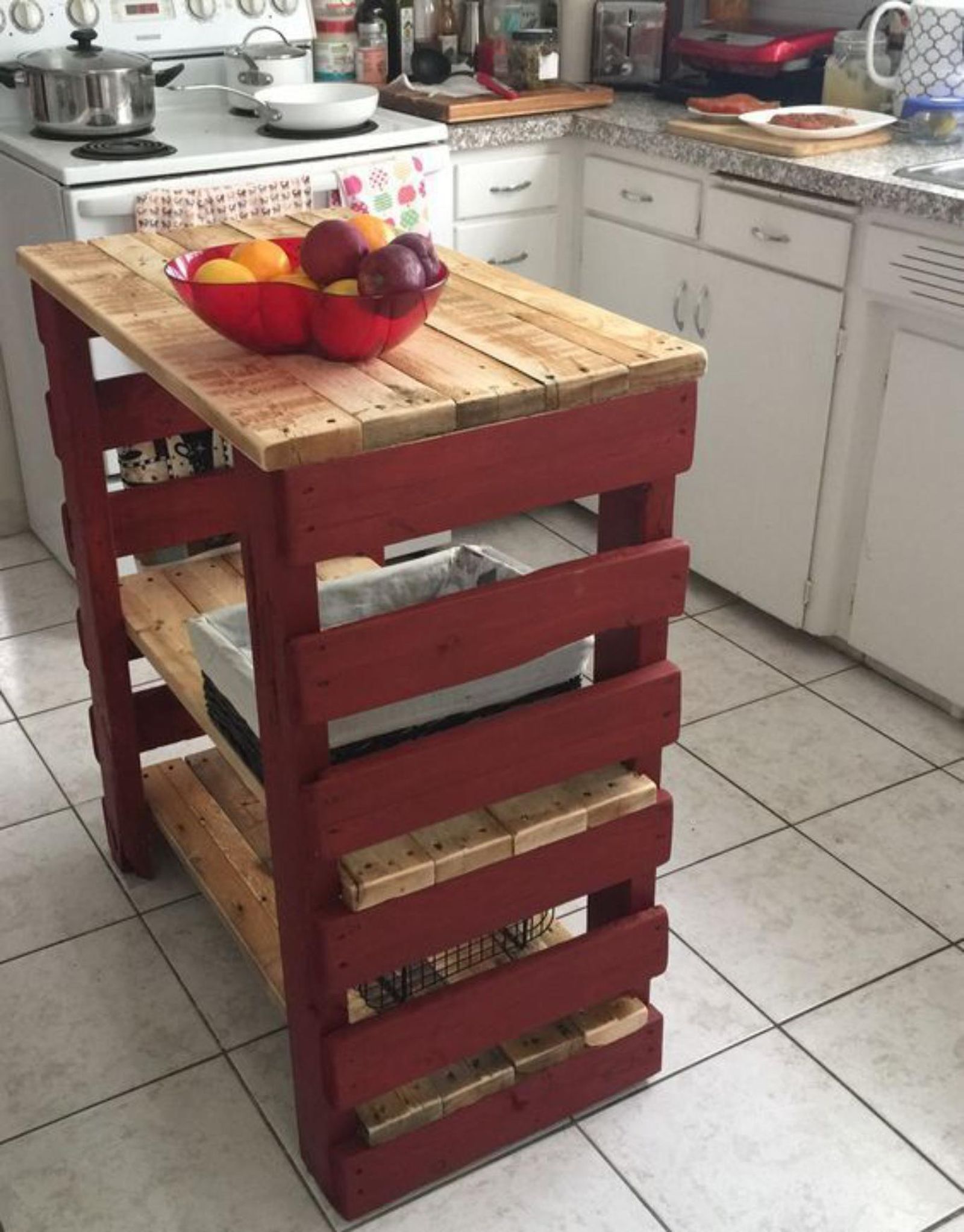 Mesa auxiliar de cocina con palets.