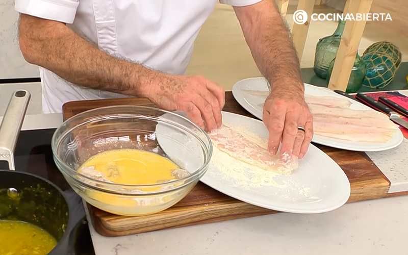 Pasa los filletes por harina y huevo batido