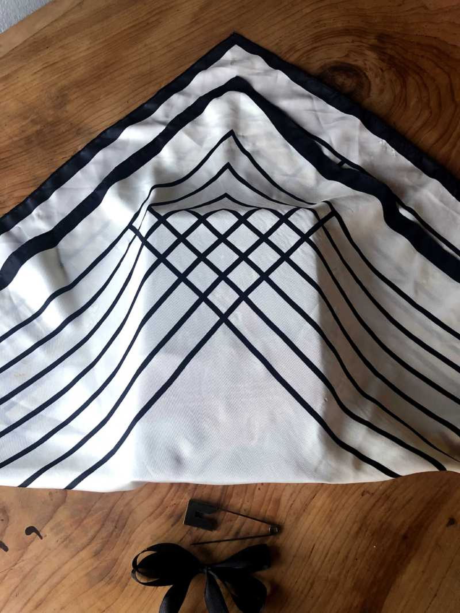 Paso uno para envolver un libro en tela furoshiki.