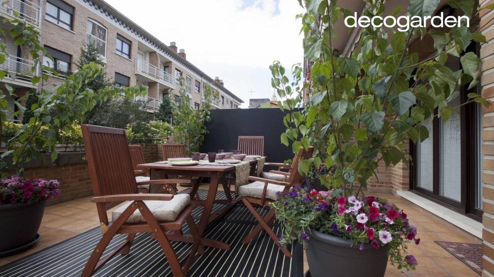 Terraza amplia y renovada decorada con plantas.