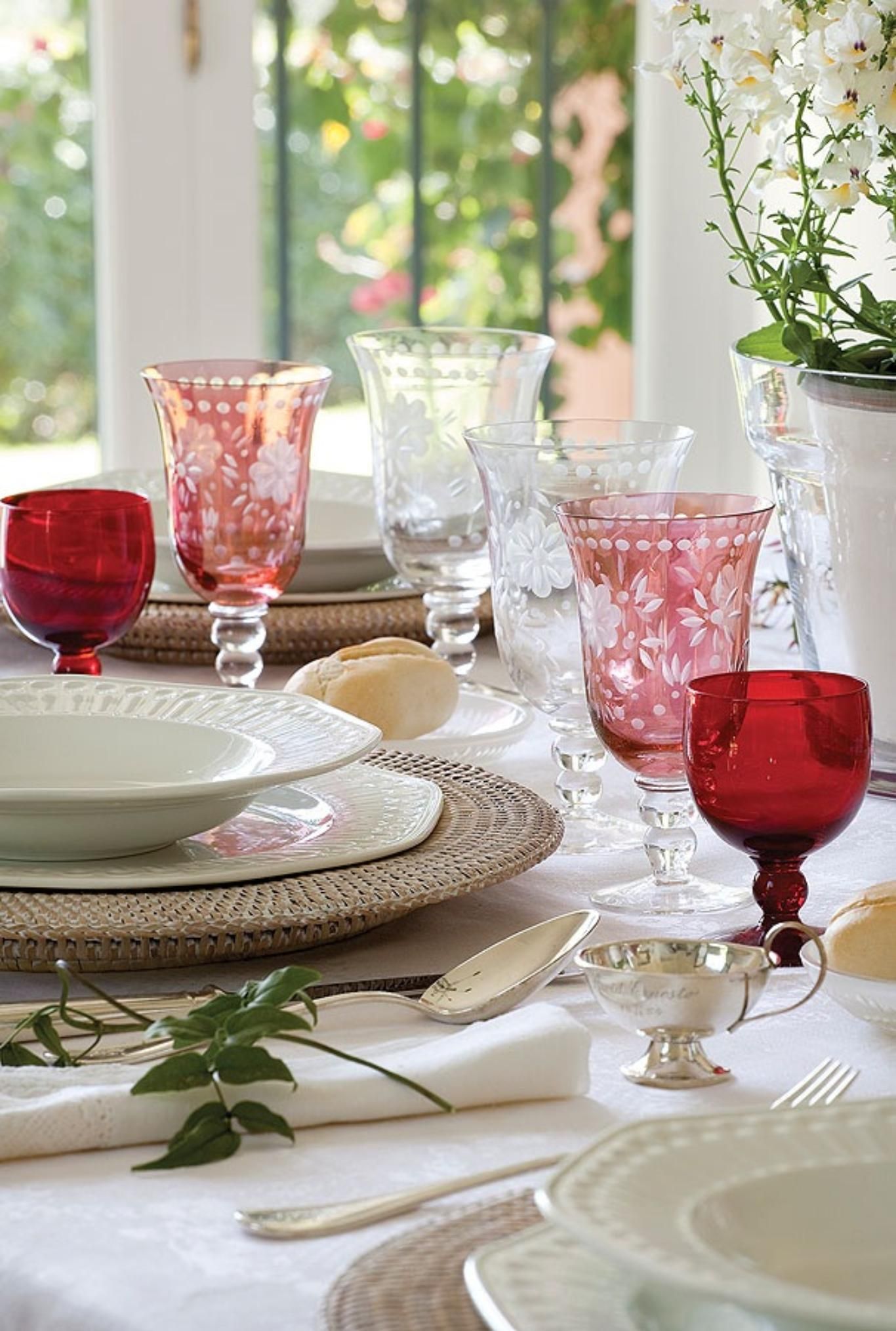 Copas elegantes en rojo y blanco retro en la mesa de comedor.