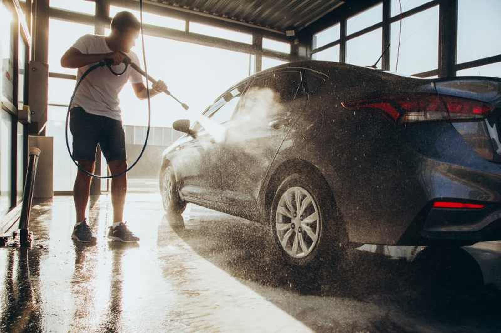 Puedes limpiar tu coche en una estación de servicio
