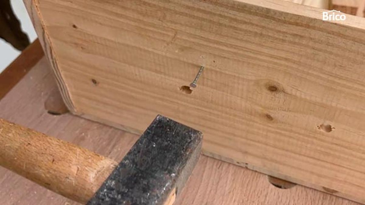 Cómo hacer una estantería con una caja de madera paso 8