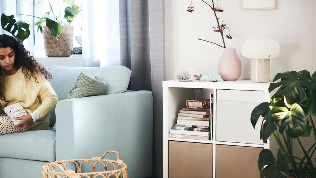 Salón con muebles compactos de IKEA.