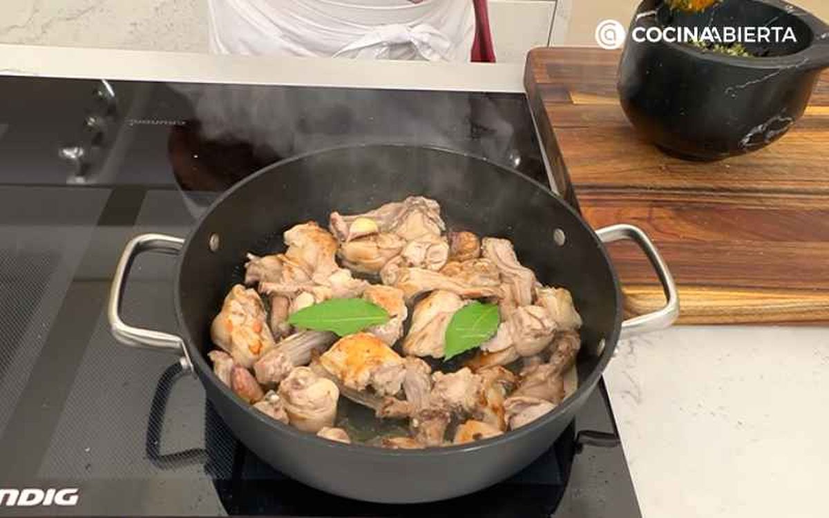 Sazona y dora con tres dientes de ajo