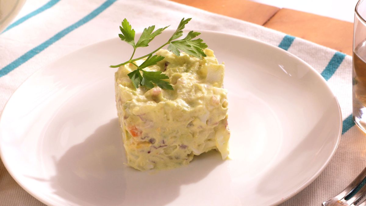 Receta ensaladilla de aguacate y huevo  paso 7