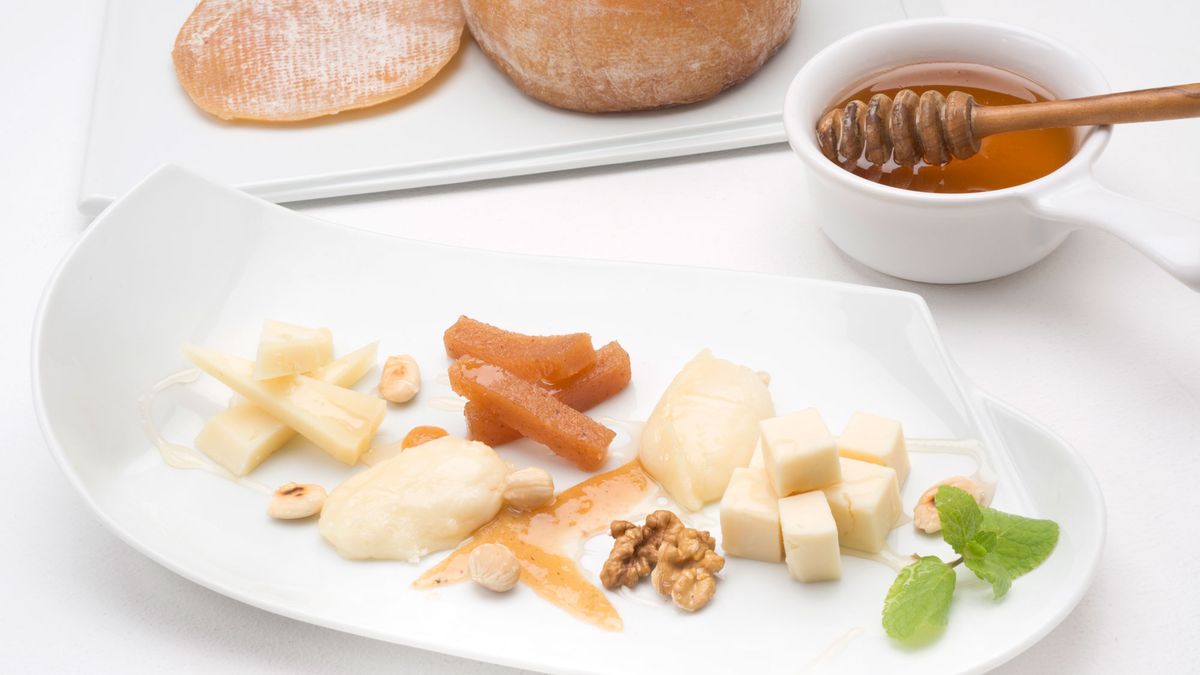 Tabla de quesos con membrillo