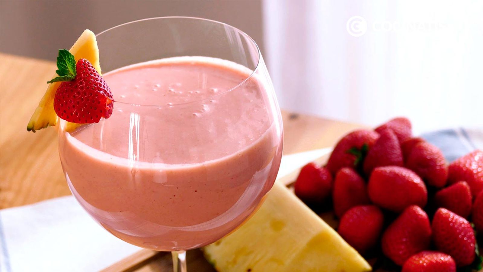 Batido de fresa, piña y coco  principal