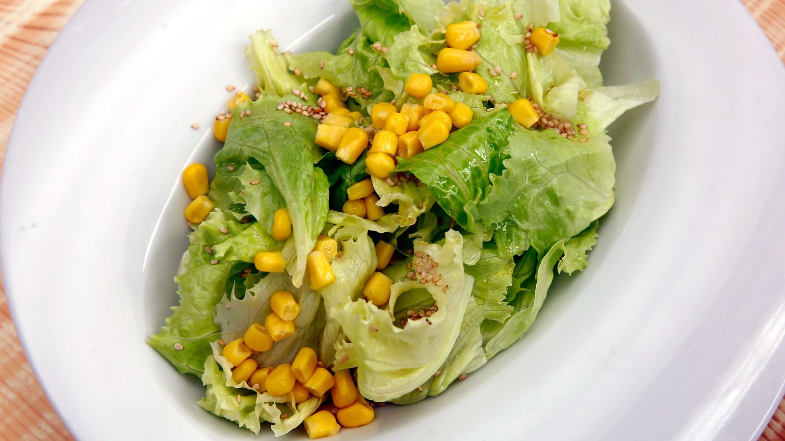 5592 2 Ensalada de lechuga, maiz y sesamo xl