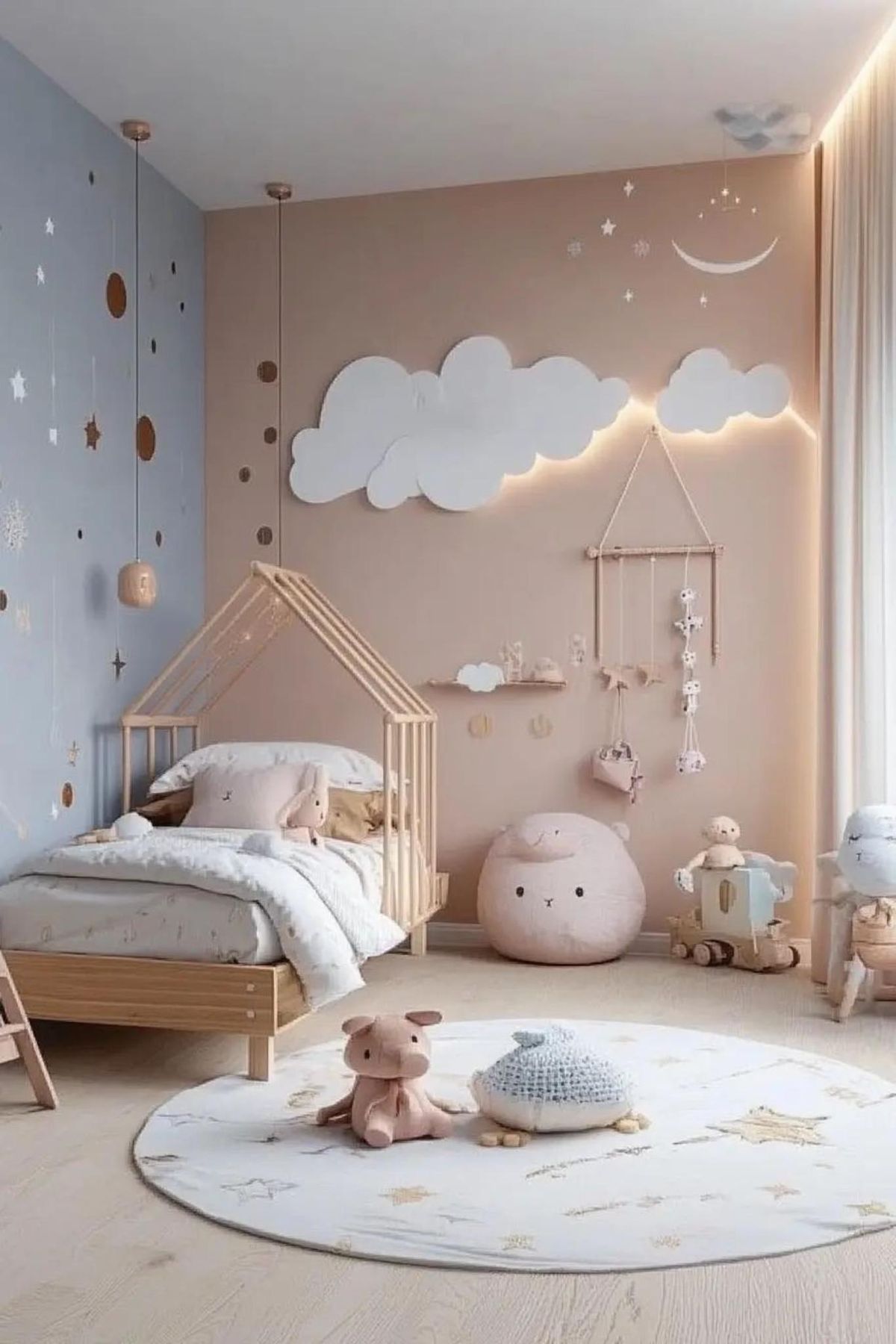 Habitación infantil acogedora con decoración cálida.