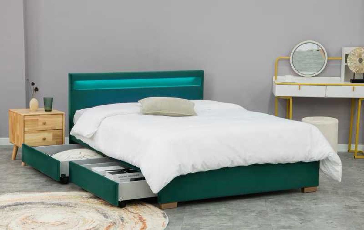 Dormitorio con estructura de cama de terciopelo verde Enfield.