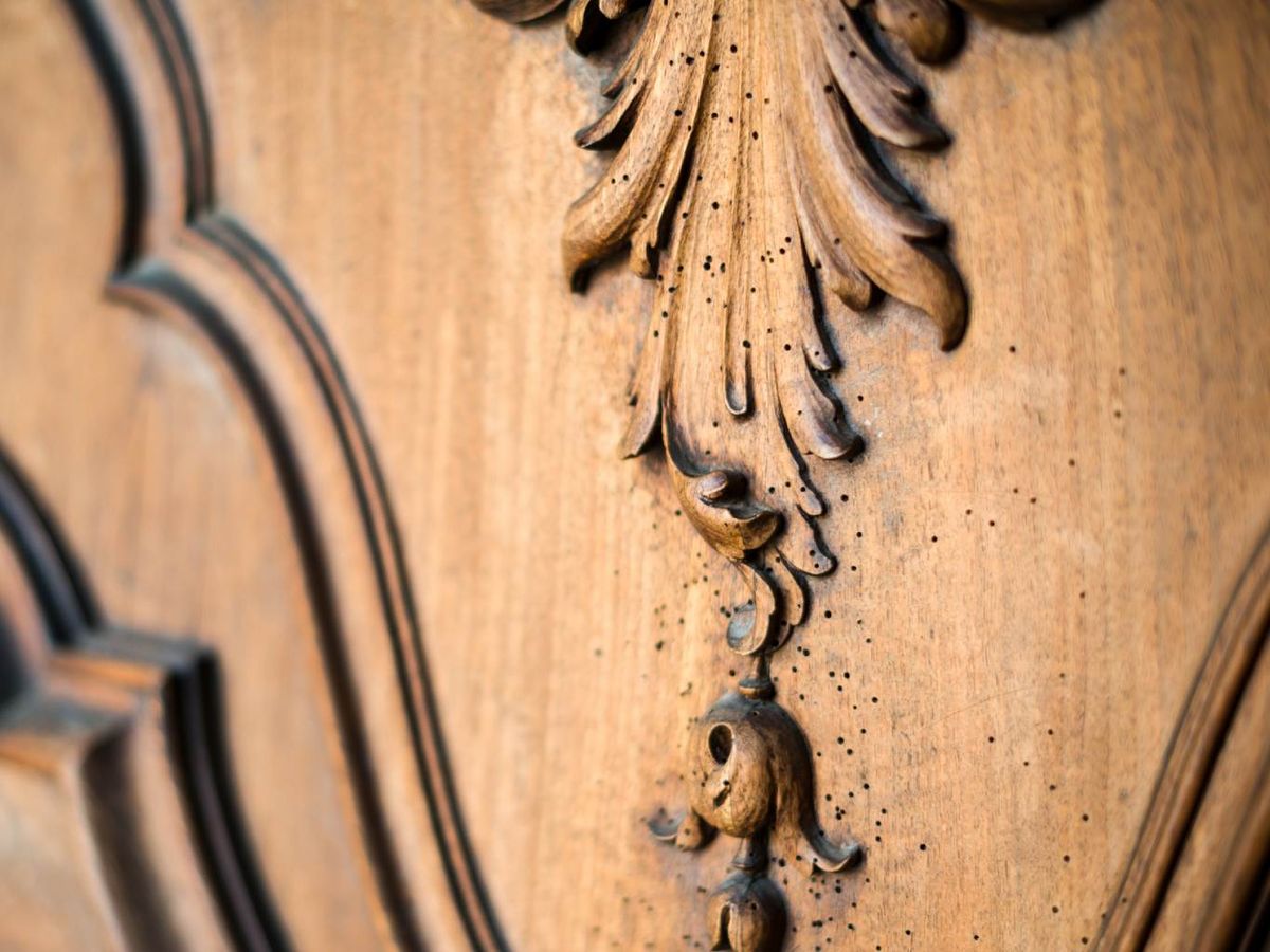 Un mueble con carcoma