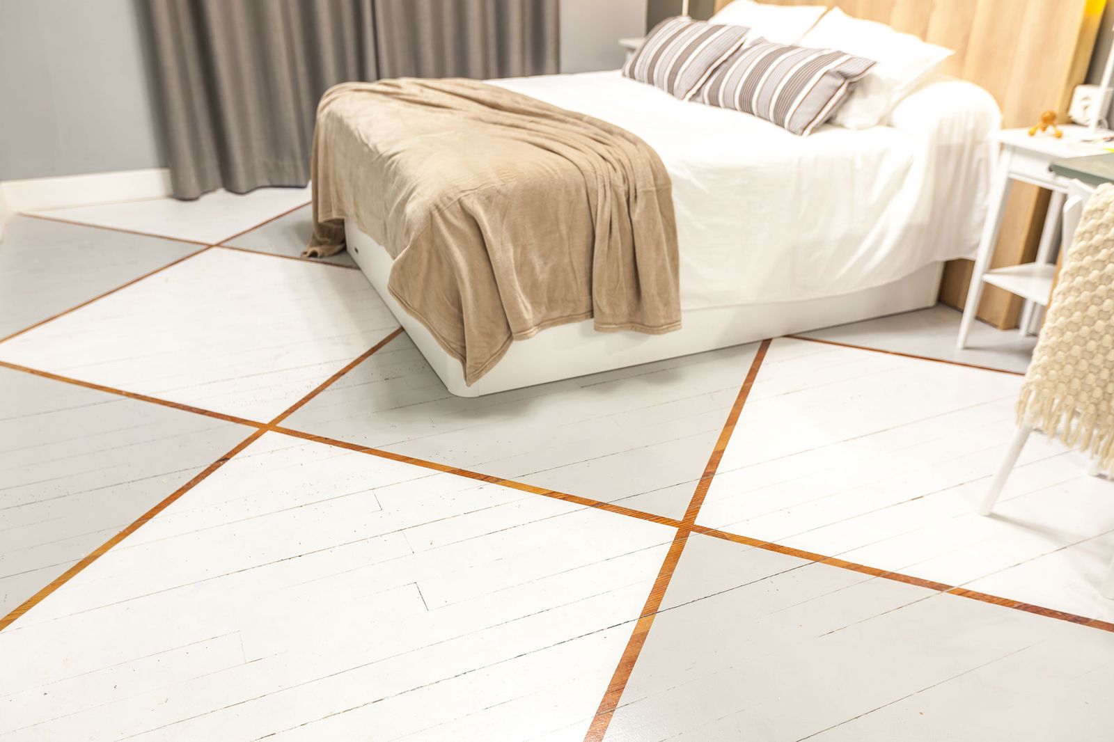 Dormitorio elegante con mini estudio nórdico 8